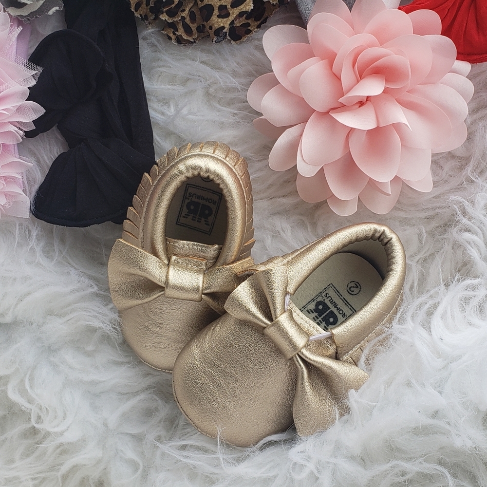 NWOT Soft baby moccasins with bow & fringe